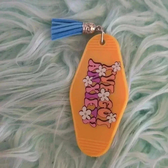 Handmade retro motel keychain. The listing price is for one keychain only - Picture 2 of 5